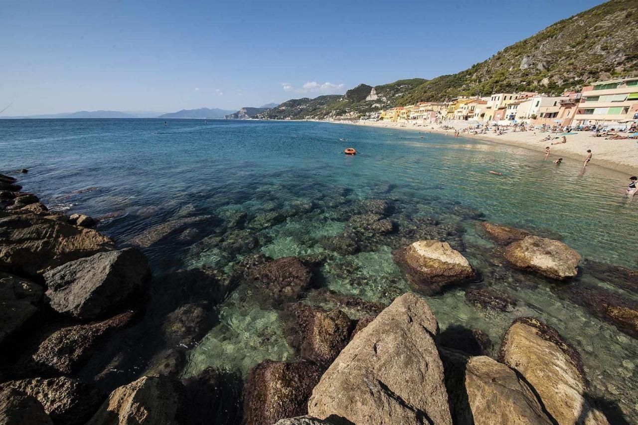 Le Torri Riviera Holiday Албенга Екстериор снимка