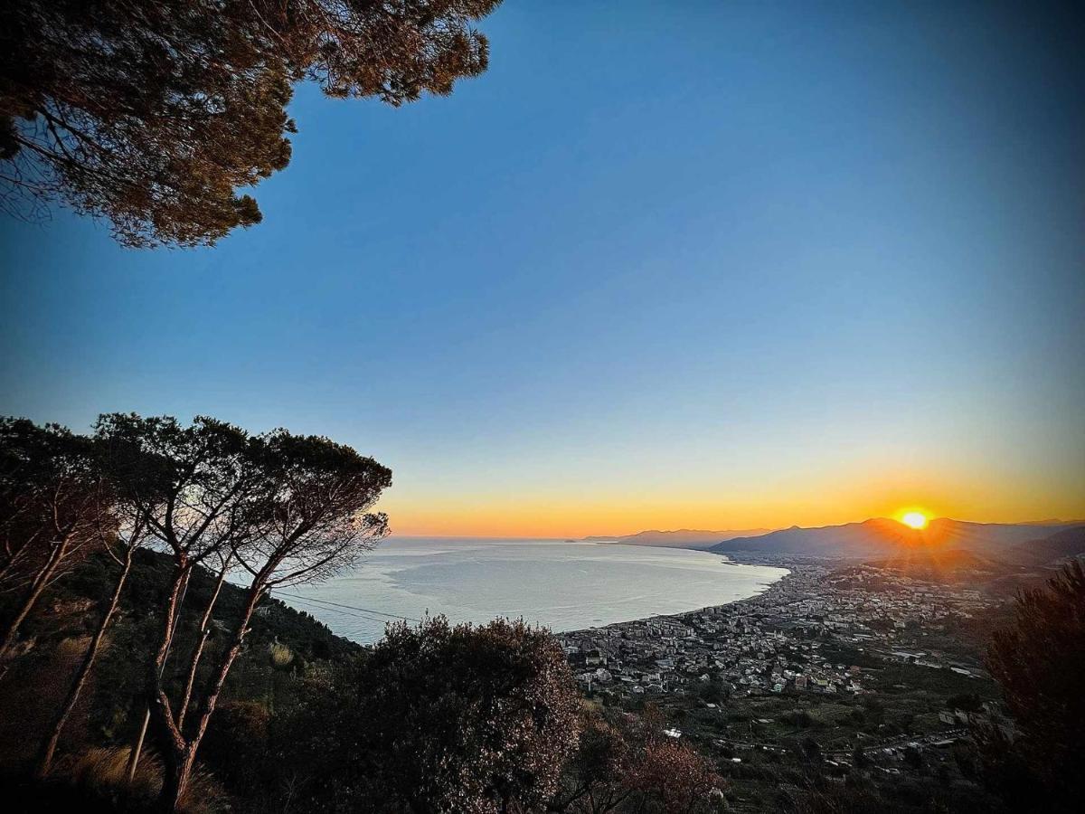 Le Torri Riviera Holiday Албенга Екстериор снимка