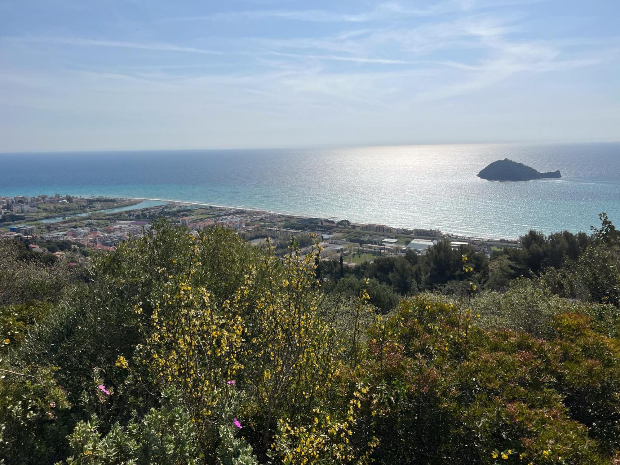Le Torri Riviera Holiday Албенга Екстериор снимка